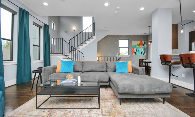 South Central Houston House | The Jewel At Webster | Skyline Views | Sleeps 10