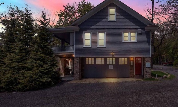 Mount Pocono House | The King Queen of The Poconos