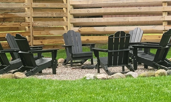 Grawn House | The King Ranch, Hot Tub, King Beds, Fireplace, nJust outside of Traverse City n