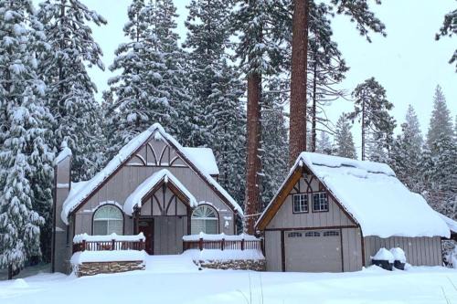 Shaver Lake House | The Knotty Sparrow Prime Spot Smores Nights