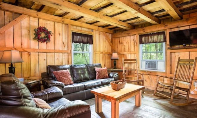 Glenmont Apartment | The Kokosing Cabin @ The Mohicans Treehouse Resort