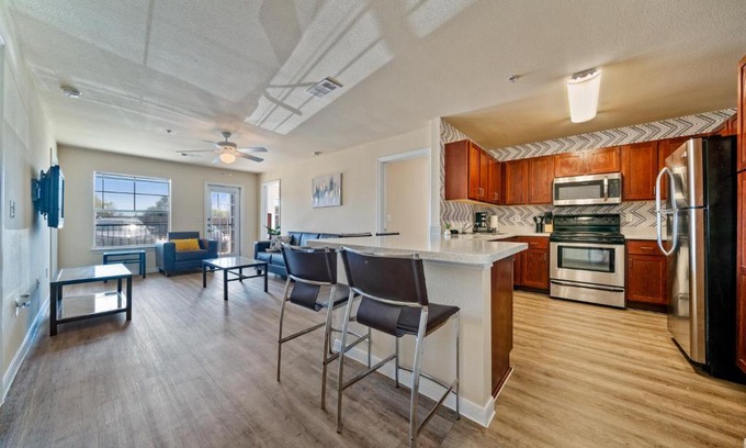 Bay Area Apartment | The Kristi 432