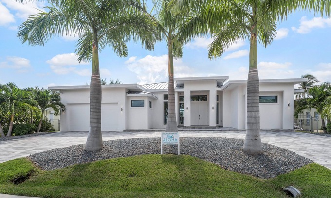 Eight Lakes Villa | THE LAKE HOUSE - Luxury Modern, Infinity-Pool, Western Exp., Lake Gulf Access,