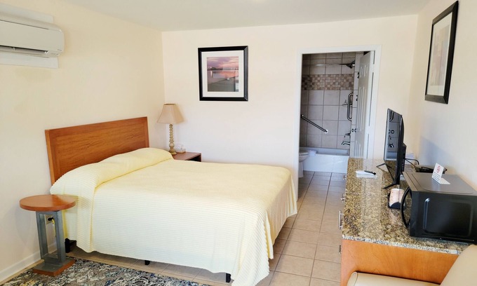 Winnsboro Hotel | The Lake Store Lodging Room #5