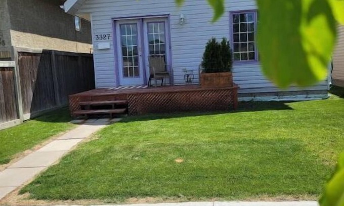 Sylvan Lake Cottage | *The LakeHouse* Character n' charm await one block from the beach.