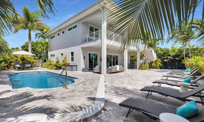 Marathon House | The Lazy Manatee -Private Pool, 80’ Dockage, Foosball, 4 King Bedrooms & 1-Min Drive to Beach!