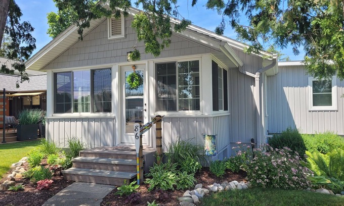 Beulah Cottage | The Lily Pad on Benzie Blvd. - Super Cute and Great Location! Central Air Conditioning!