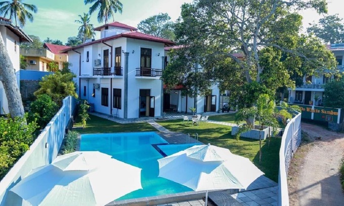 Sri Jayawardenepura Kotte Villa | The villa has 6 bedrooms, 1 bathroom, a flat-screen Tv with satellite channels,
