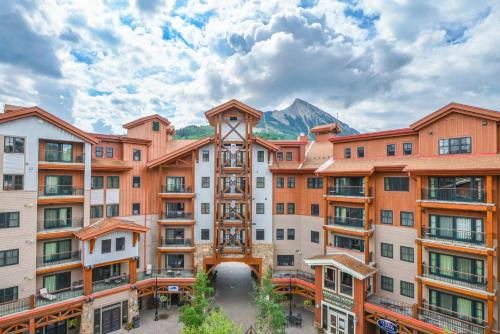 Crested Butte Resort | The Lodge at Mountaineer Square