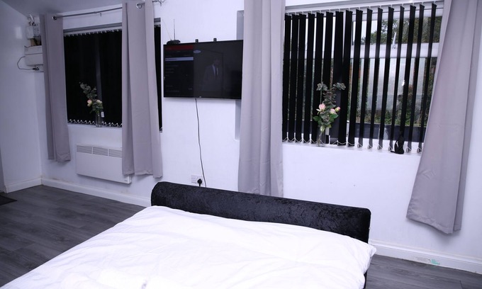 Chadderton Cabin | The Lodge with idilic views parking free wifi