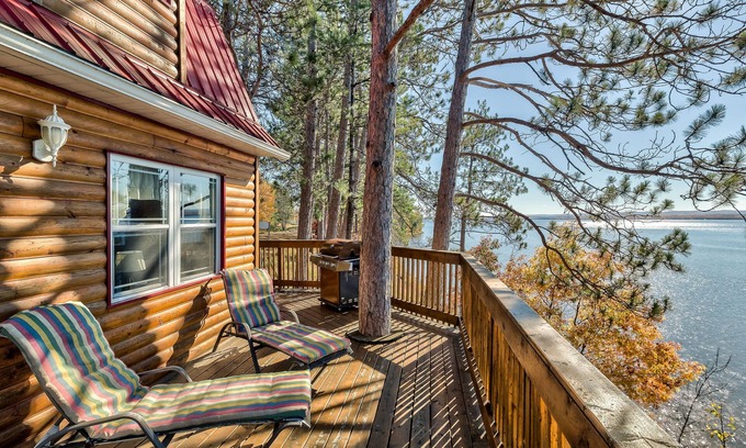 Golden Lake Cabin | The Lodge | Wood Fireplace | Starlink Internet