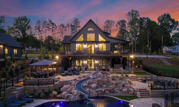 Lake Norman of Catawba Cottage | The Lodges Avantstay Lakefront, Sleeps 66 Pools, Docks, Theaters, Views