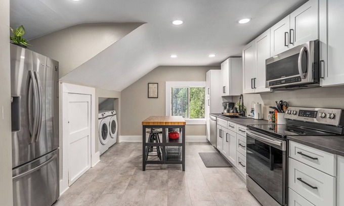 Cliff - Cannon House | The Loft on 13th~Modern & Cozy!