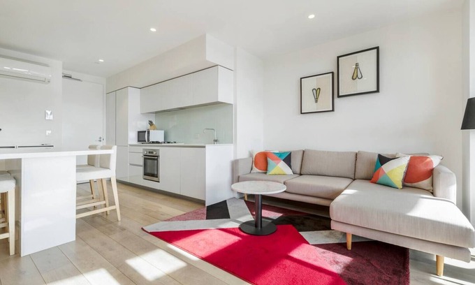 Prahran Apartment | The Looking Glass Art Deco Vibes near Chapel St