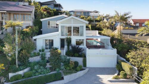 Coffs Harbour House | The Lookout Lounge - Pet Friendly, Pool, Great Views!