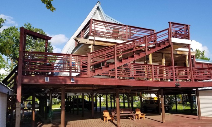 Dry Creek House | The Louisiana Lake House at Bundicks