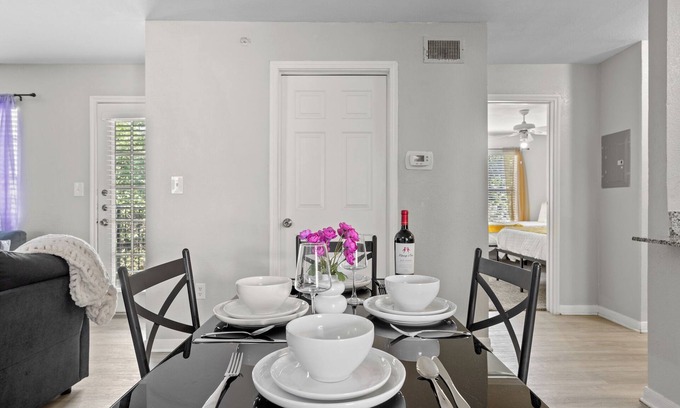 Pleasant Valley Apartment | The Magenta - Bold Design + Prime Location + Sleeps 12 + Amenities