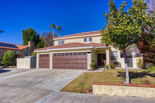 Santa Clarita House | The Nest at Woodside: Lux LA getaway + office/spa