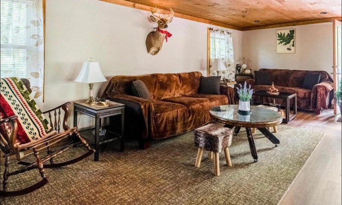 East Stroudsburg House | The Nook Lodge - cabin with hot tub at Shawnee and Camelback Mtn