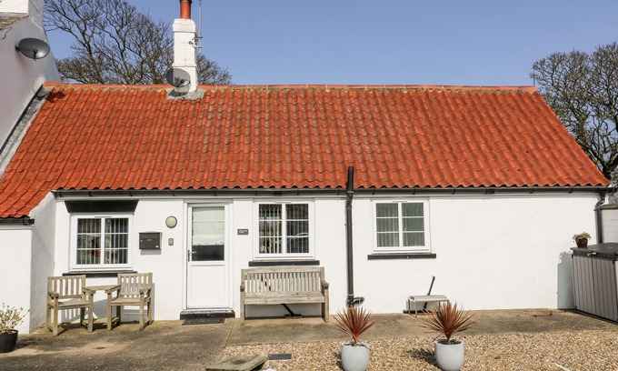Barmston Cottage | THE OLD JOINER'S SHOP, pet friendly, with open fire in Barmston