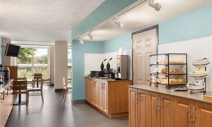 Ludlam Hotel | The Palms Inn & Suites