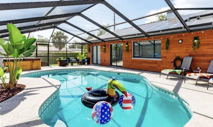 Brandon House | The Pelican/Pool/Hot tub/Game room