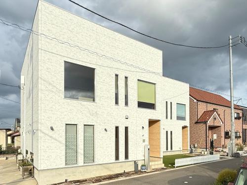 Inzai House | The Penguin