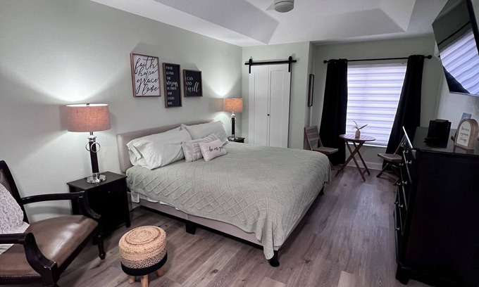 Port Saint Lucie Apartment | The Perfect Place now with a king size bed