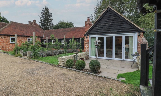 Five Oak Green Cottage | THE PIGGERY, with open fire in Kings Hill