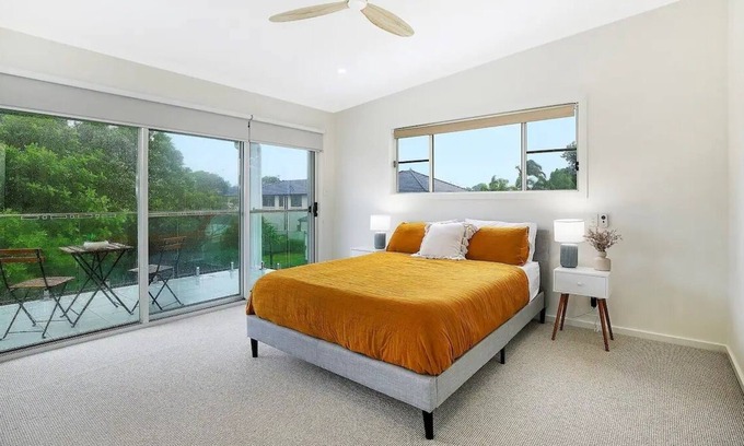 Ettalong Beach House | The Pines. Beachside townhouse