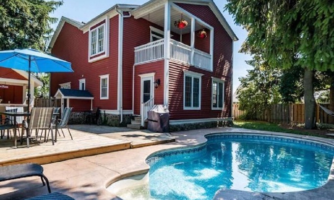 Historic Old Town House | The Pines, Circa 1850 in Old Town NOTL, with Heated Pool, Sleeps 10
