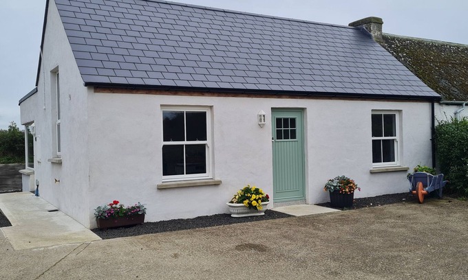 Lisnagunogue Cottage | THE POETS COTTAGE, pet friendly, with a garden in Portglenone