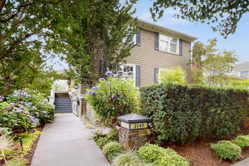Montlake House | The Raven on Shelby