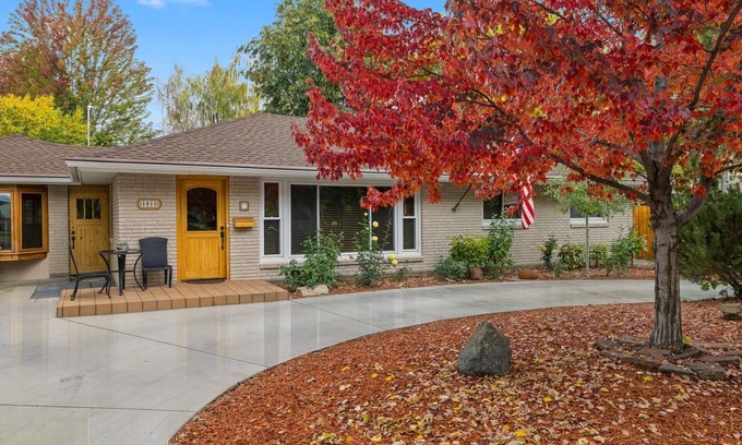 Central Rim House | The REAL BOISE RETREAT! AMAZING LOCATION & STELLAR Backyard. Bring your DOG! 2 mins to Downtown!