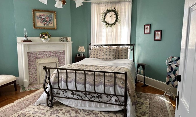 Guthrie Apartment | The Redbud Room at The Judges Chambers