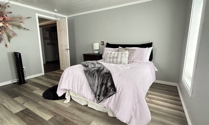 Montrose House | The Reign Haus