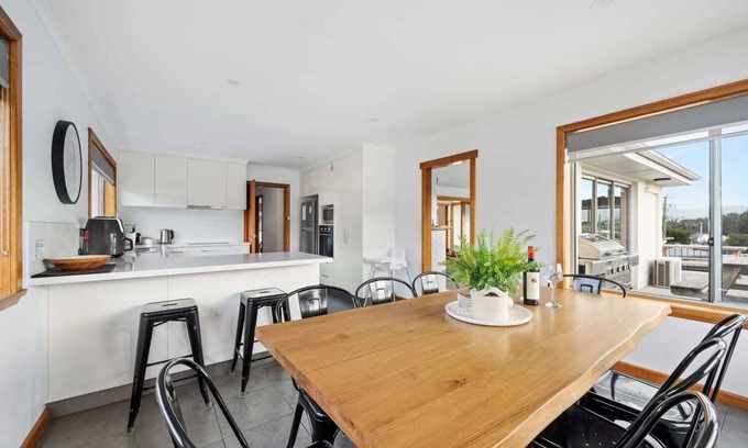 Warrane House | "The Residence" Sleeps 11, Ideal for Large Groups
