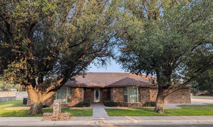 Hobbs House | The Rest of The West! 💤nBeautiful, Large home w/pool table Nice Neighborhood!