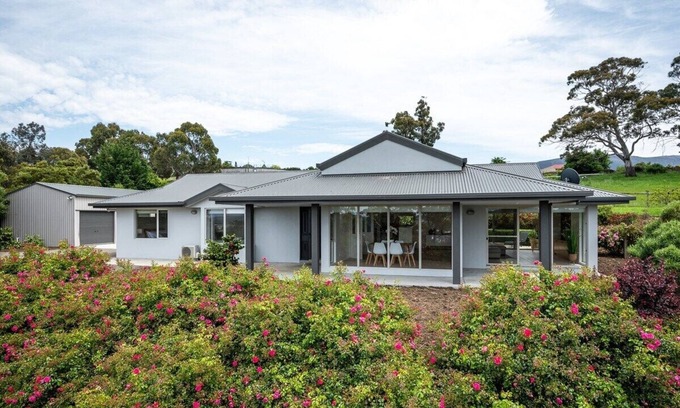 Kingston House | "The Rest Retreat" 3 Bed, 2 Bath - 15 mins to CBD.