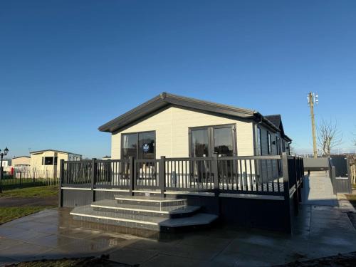 Chapel Saint Leonards Apartment | The Retreat 8 Lodge - Hot tub, WiFi, pet friendly, bath - Golden Palm Resort - Meadow Lakes Caravan & Lodge Hire