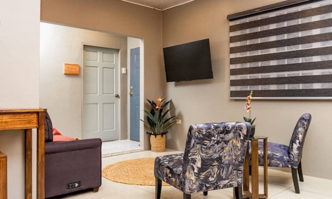 Piarco Condo | The Retreat - Modern 1Bdr Condo 2 mins from Int. Airport