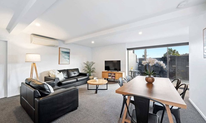 Warrane Apartment | "The Retreat" with car park 10 min to CBD/Airport