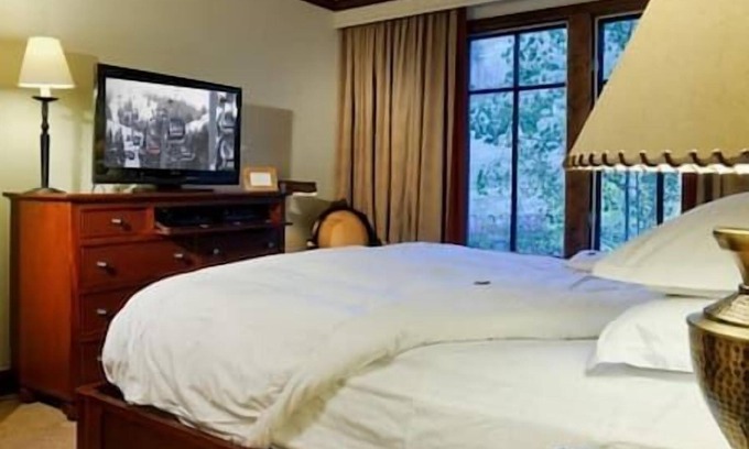 Aspen Resort | The Ritz Carlton Aspen-2 Bedroom Suite Ski-in!