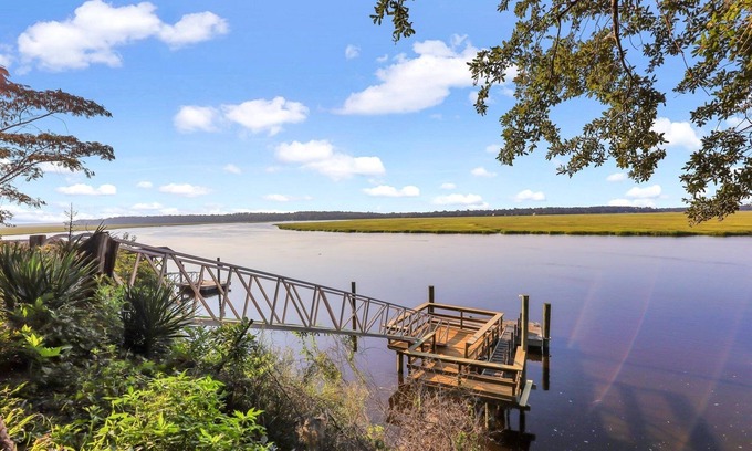 Townsend House | The River Hut, A Charming 3-Bed 3 BA House and Bunk House with Deep Water Dock!