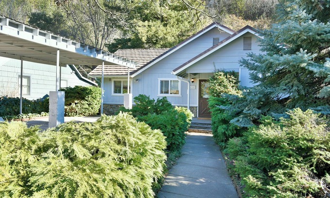 Dunsmuir House | The Rivers Bend, On the Upper Sacramento River.