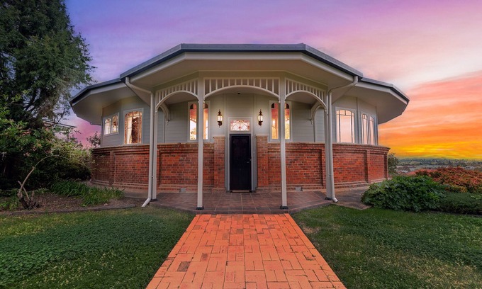 Bathurst House | The Round House ~Truly Unique ~ Sleeps 14 ~ Close to CBD and Mount Panorama!n