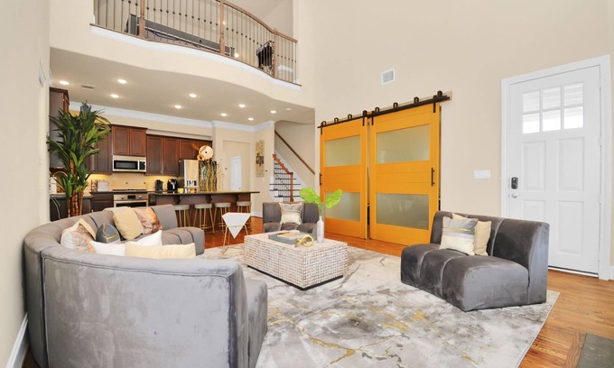 Spring Branch Central House | ✵The Royal Retreat✵|BIG Luxe home w/Pool Table/Arcade