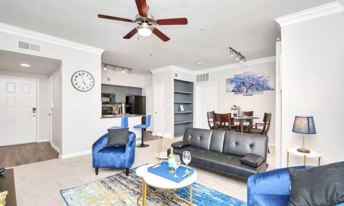 South Central Houston Apartment | The Royal Suite