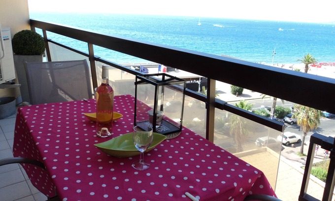 Frejus Plage Apartment | The sandy beach and the sea at your feet