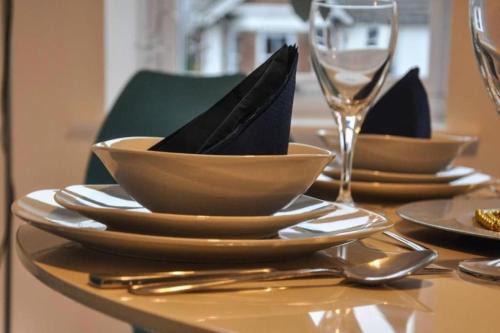 Poole Apartment | The Sashes - Cozy Apartment - FREE Parking - Ultrafast WIFI - Smart TV - Netflix - sleeps up to 6! Close to Poole Town Center & Sandbanks & Bournemouth